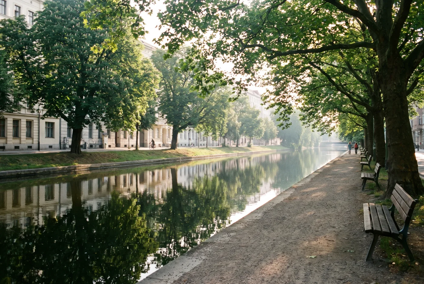 Landwehrkanal in Kreuzberg an einem sonnigen Morgen mit alten Bäumen und Altbaufassaden am Ufer