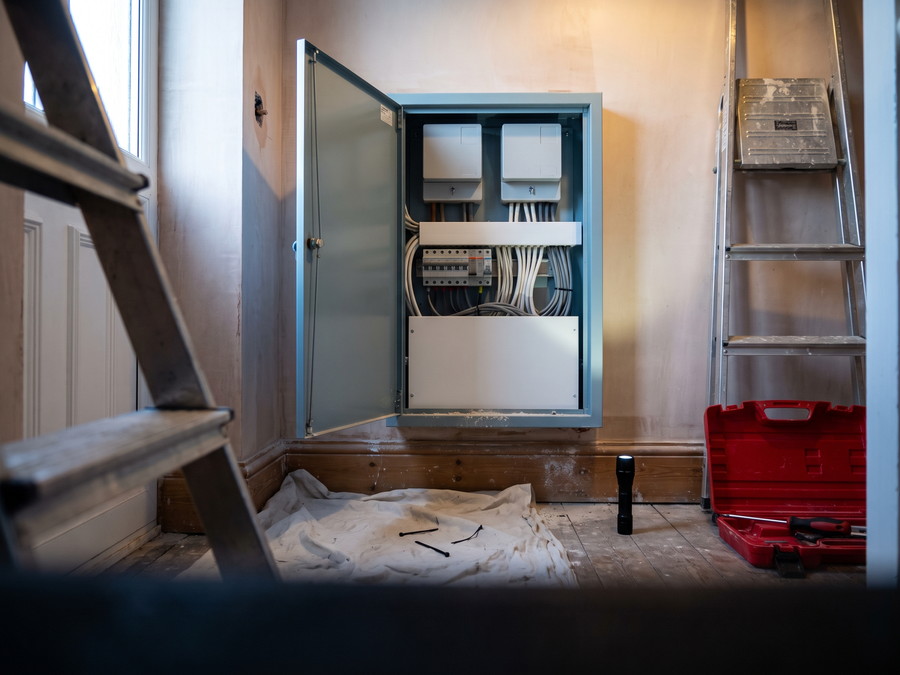 Neu gesetzter Z&auml;hlerschrank im Hausflur, T&uuml;r offen, Leitungen sauber in den Kanal gek&auml;mmt