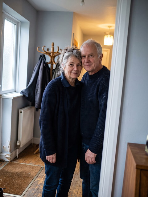 Ehepaar Brinkmann dicht nebeneinander im Flur ihres Hauses