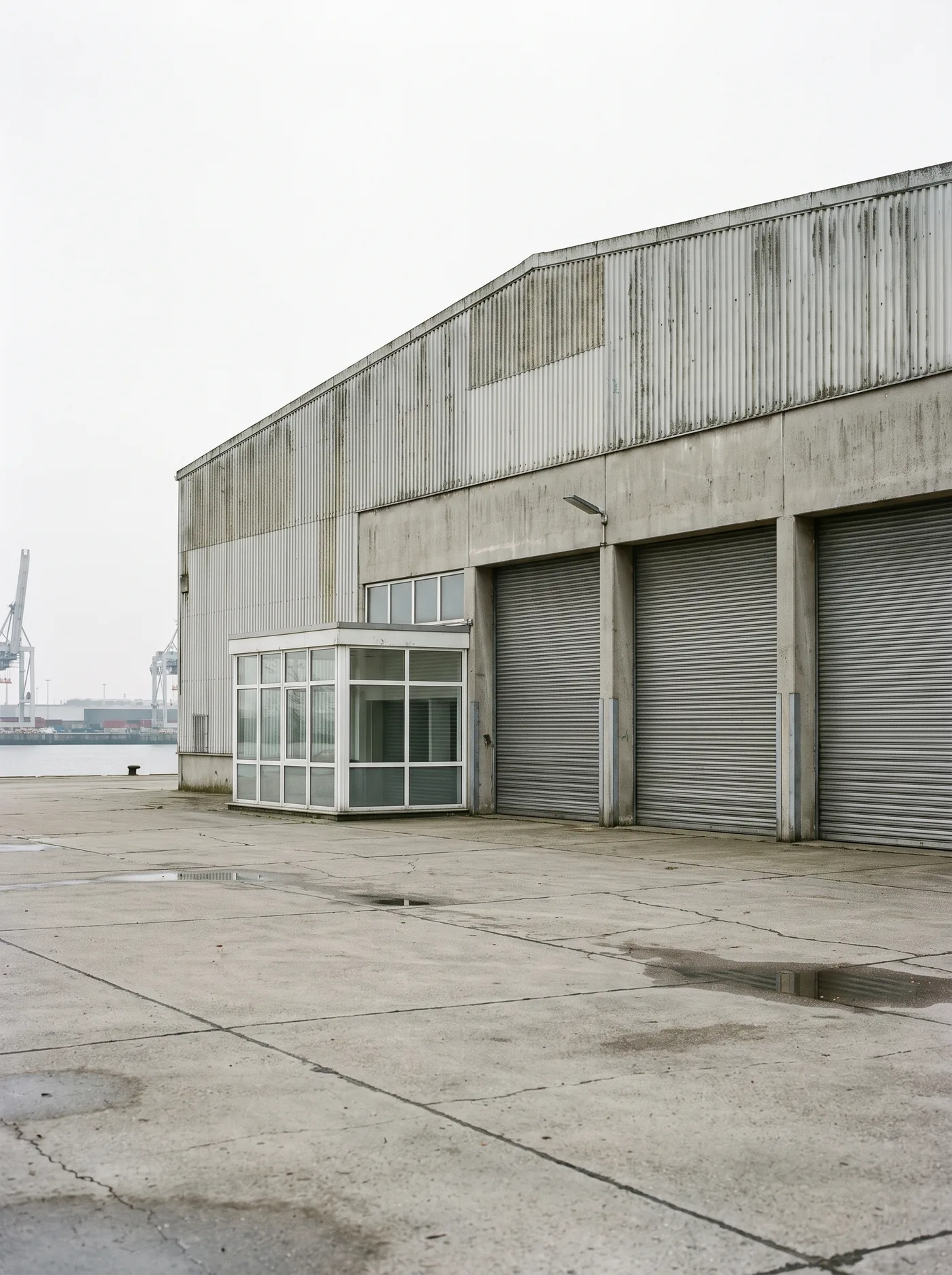 Leichte Industriehalle mit Trapezblechfassade und angebautem Bürotrakt im Hamburger Hafengebiet.