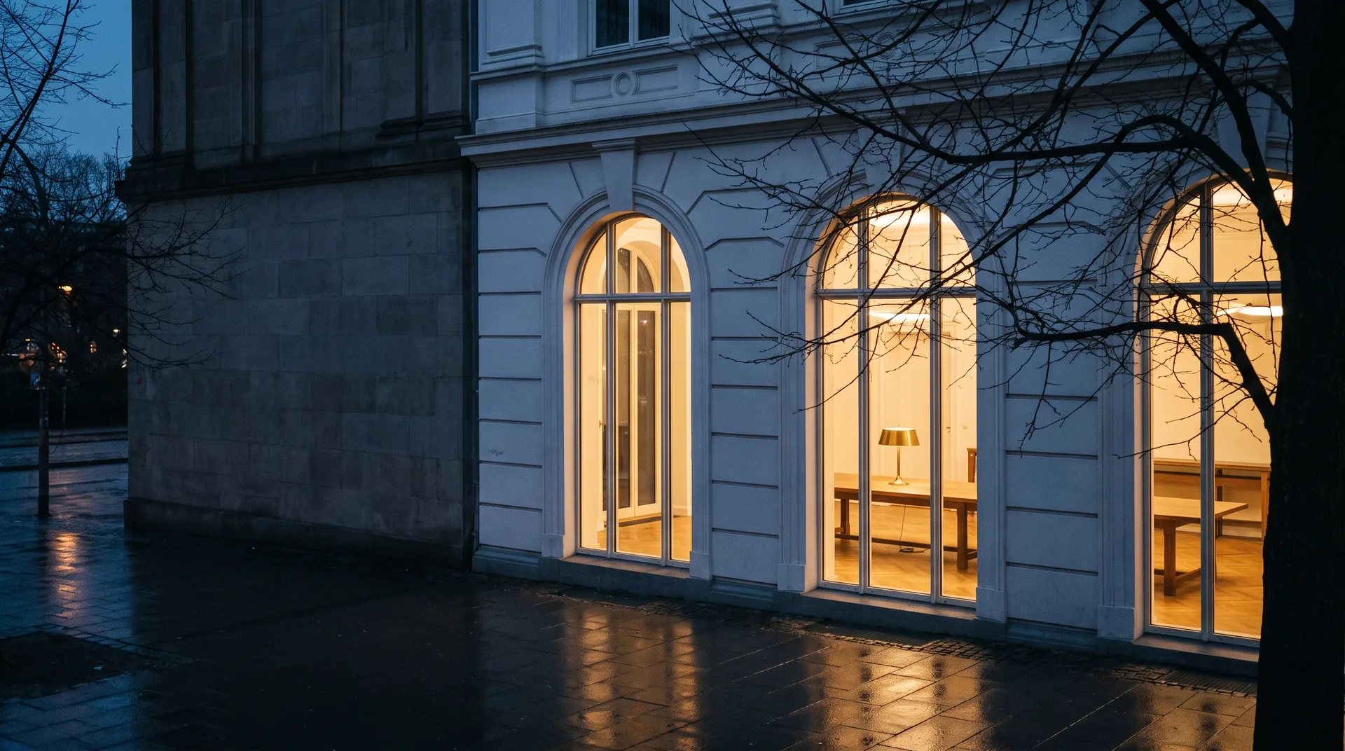 Das Kontor an der Palmaille am Abend, warmes Licht hinter den Fenstern.