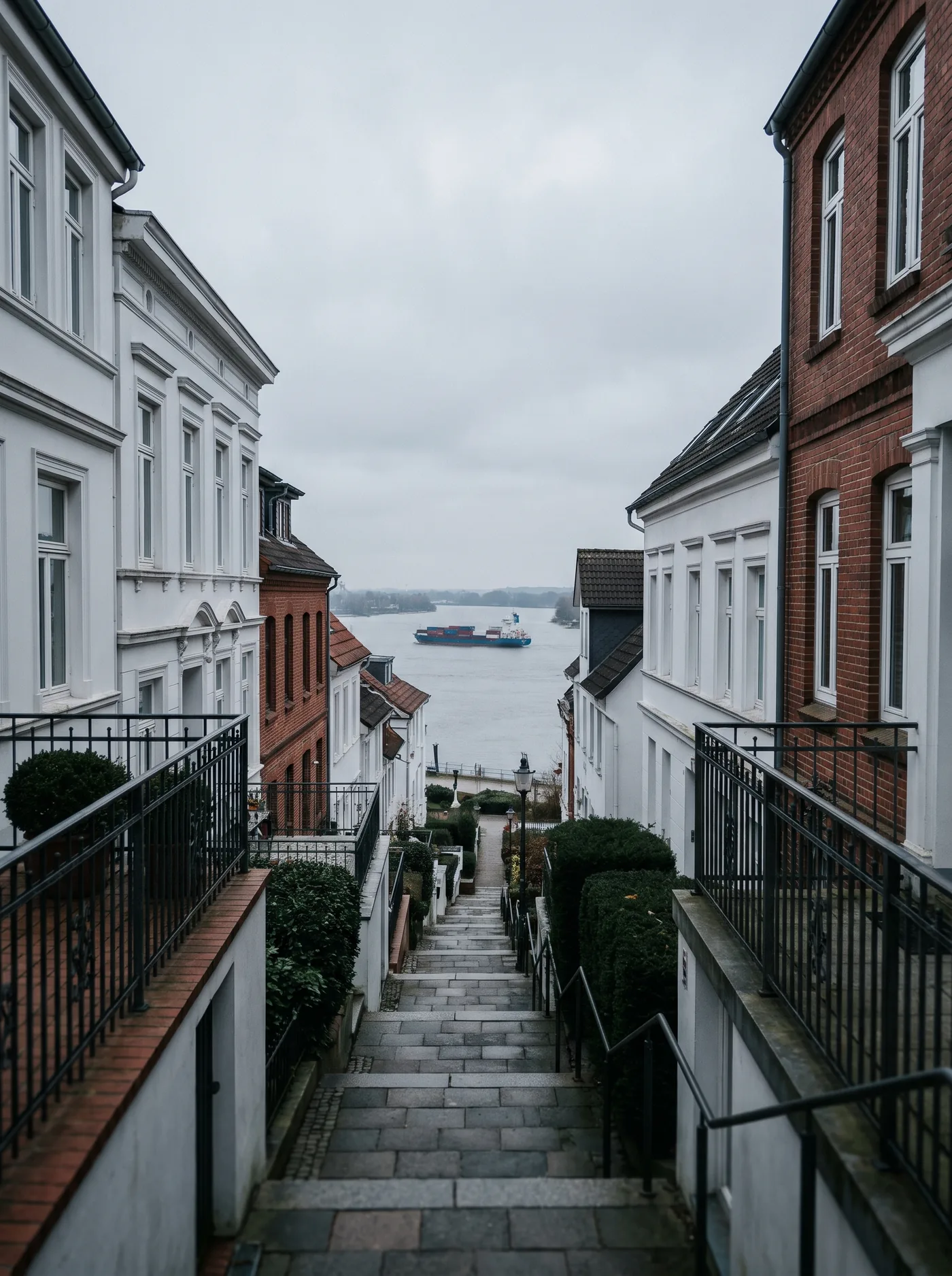 Treppenviertel in Blankenese, weiße Häuser über der Elbe.