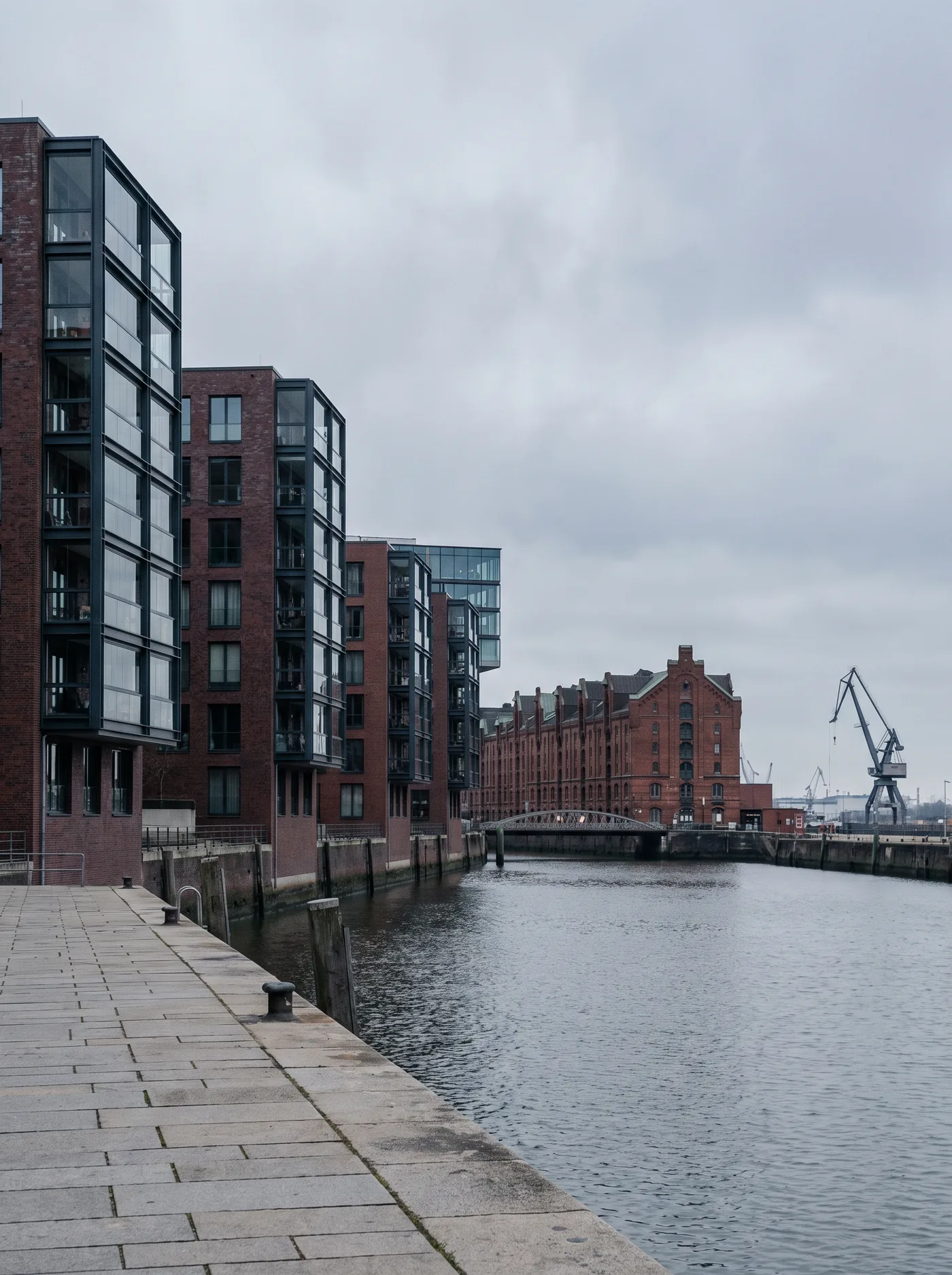 Moderne Backsteinarchitektur in der HafenCity am Wasser.