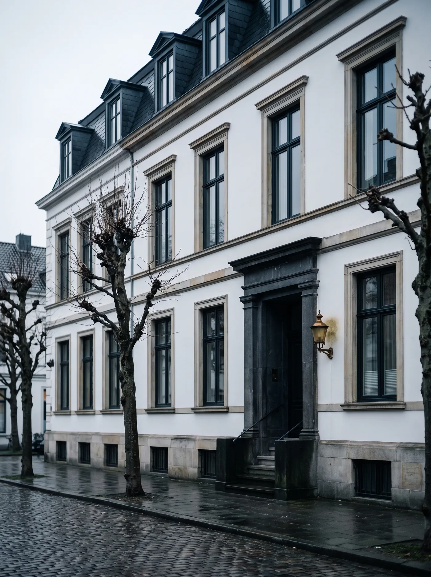 Weiße Stadtvilla an der Elbchaussee von der Straße aus.